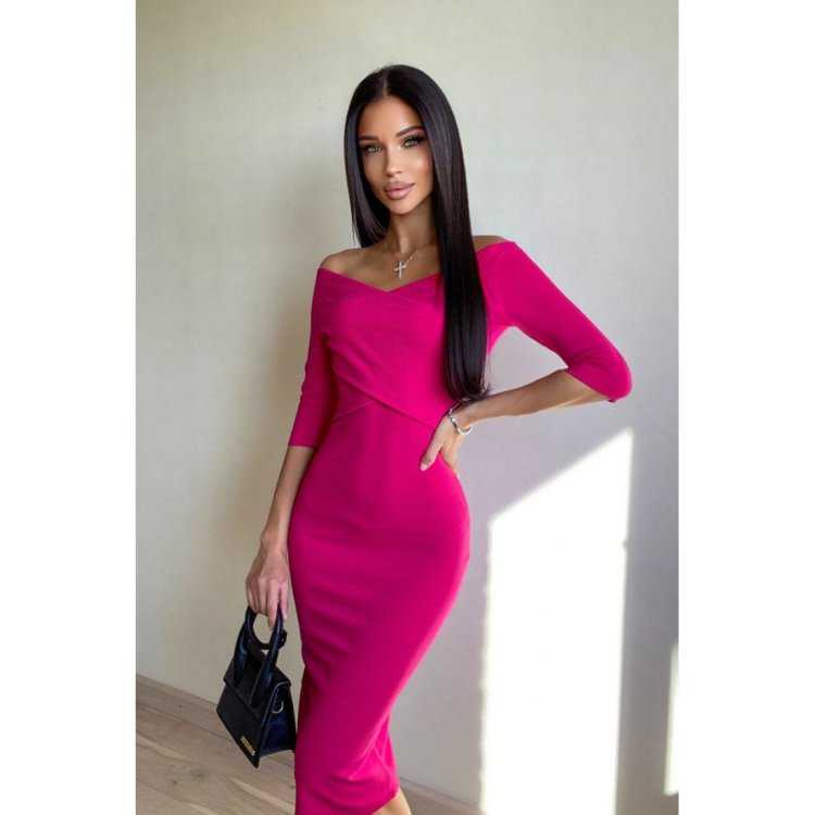 Брюнетка в платье цвета фуксии1