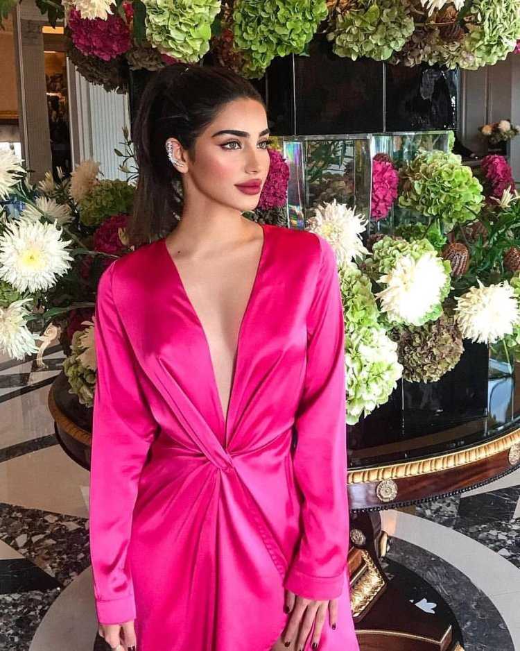 Негин ВААНД В платье