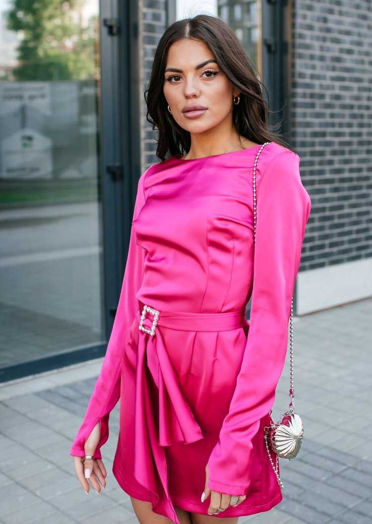 Брюнетка в платье цвета фуксии7