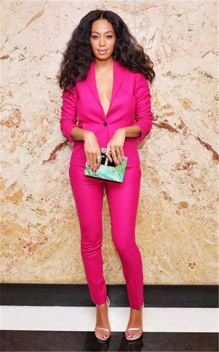 Яркие костюмы для девушек