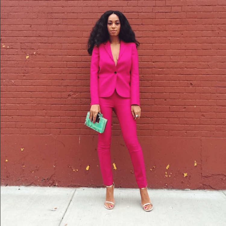 Розовый брючный костюм гуччи