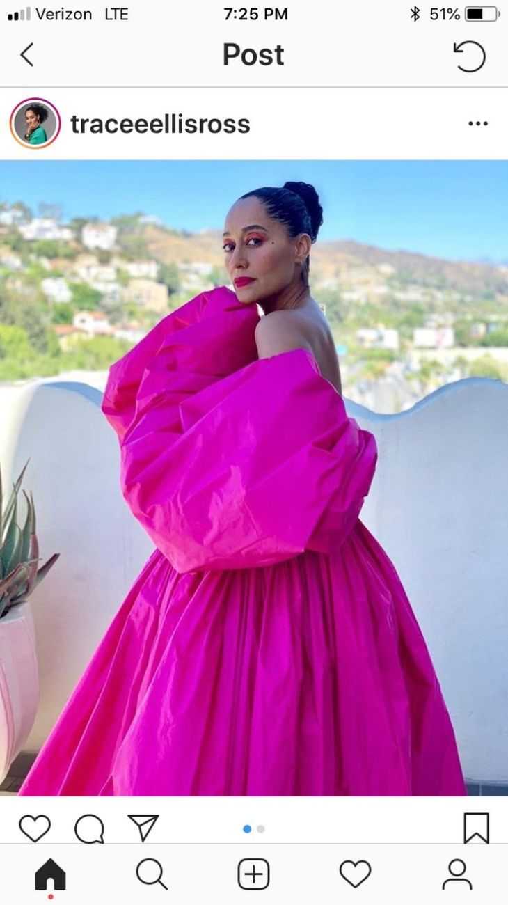 Реклама фото белые буквы на фоне цвета фуксии