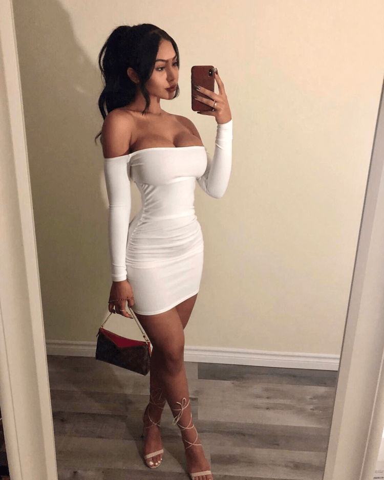 Bella Araujo в платье селфи