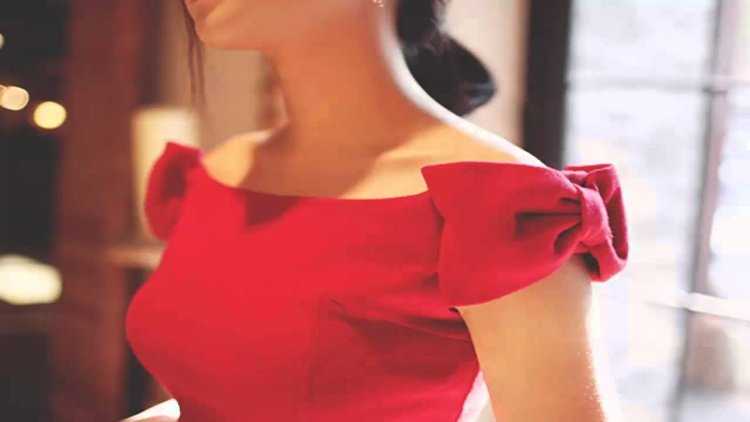 Девушка в Красном платье со спины