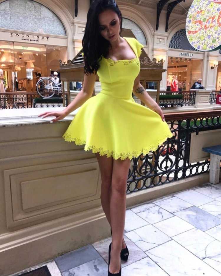 Виктория Романец в платье