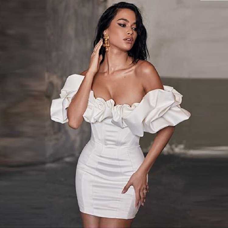 Платье с открытыми плечами