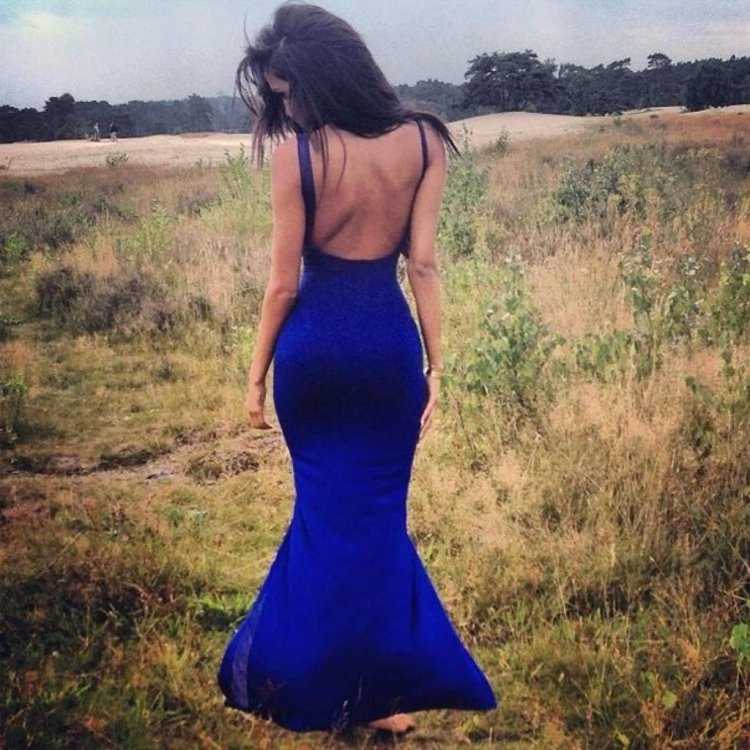 Девушка в синем платье со спины