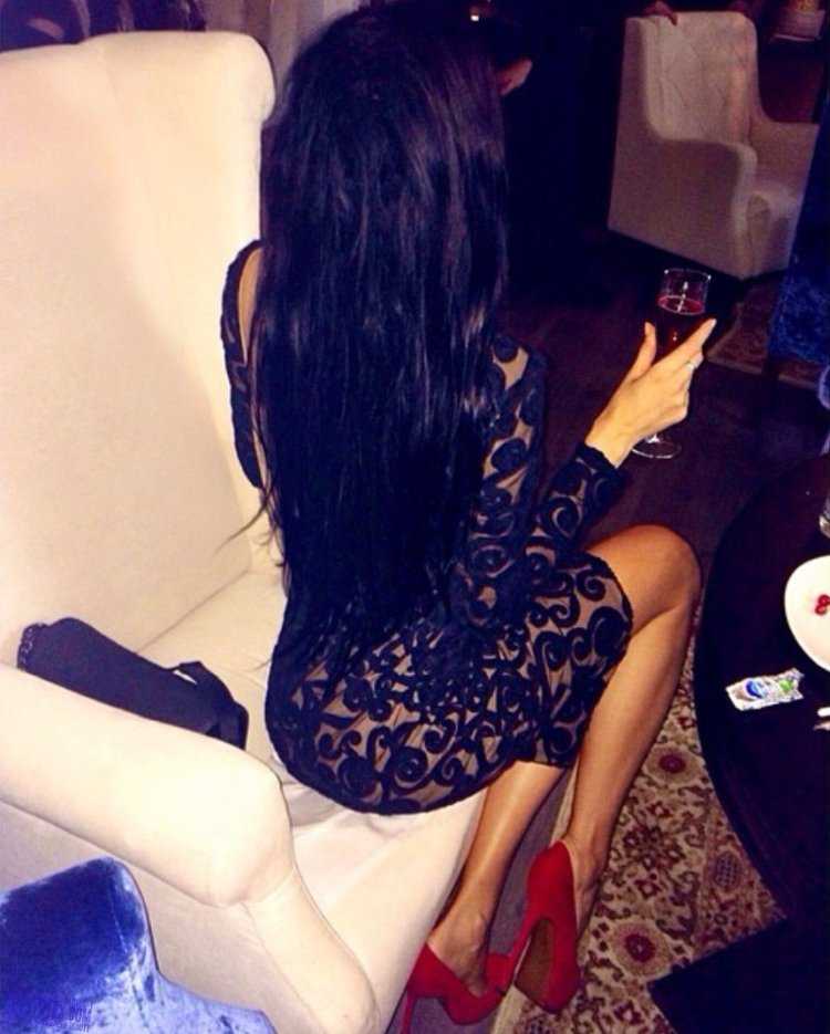 Брюнетка с длинными волосами в кафе