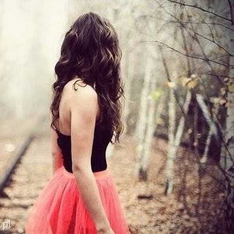 Девушка брюнетка вид сзади