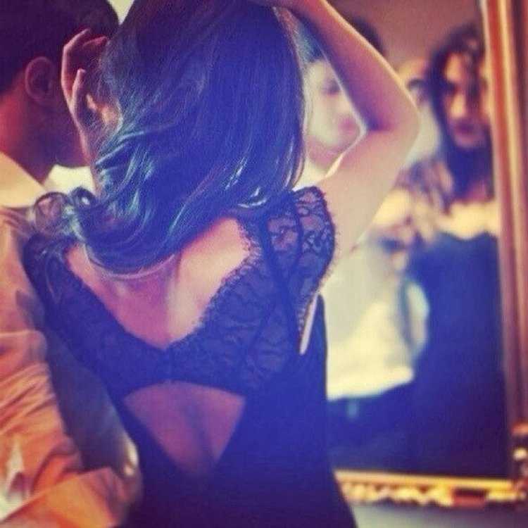 Брюнетка в кафе со спины