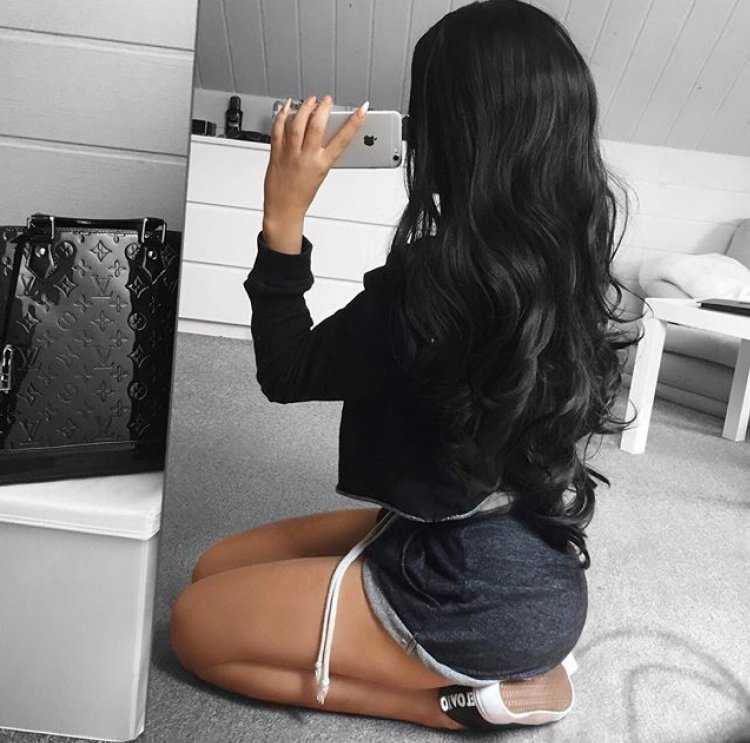 Девушка с чёрными волосами со спины