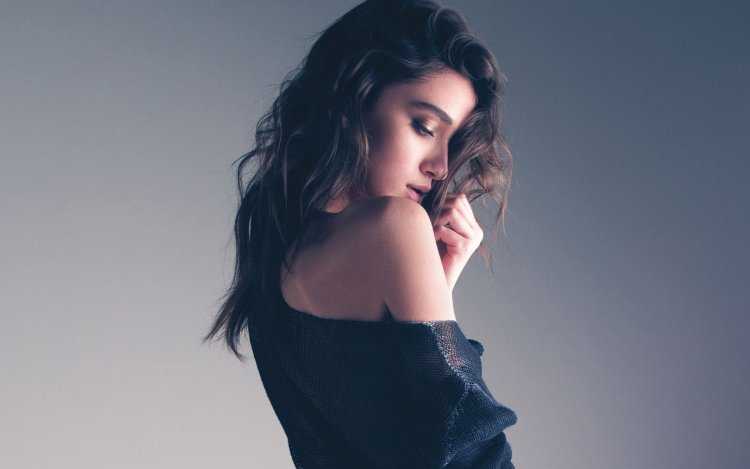 Девушка взгляд вниз