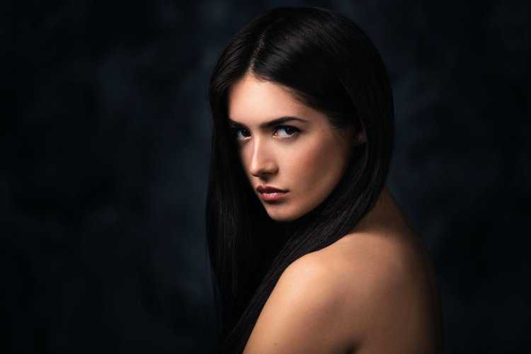 Черноволосая женщина