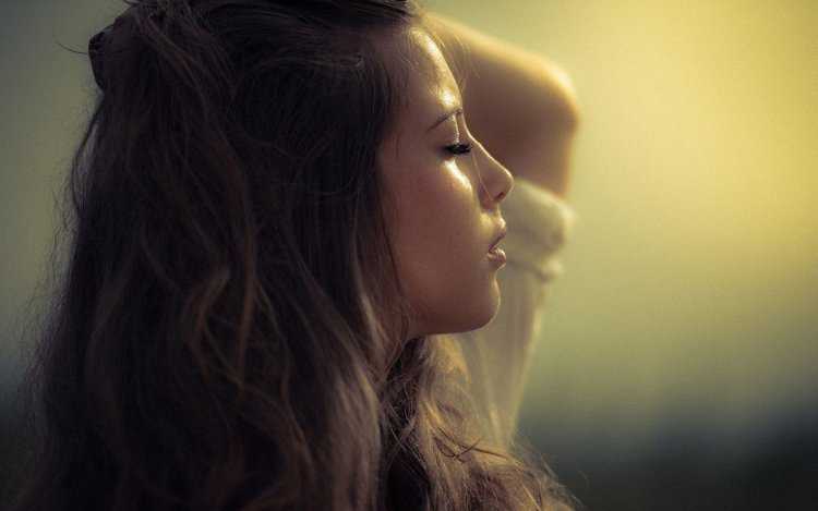 Девушка с грустными глазами