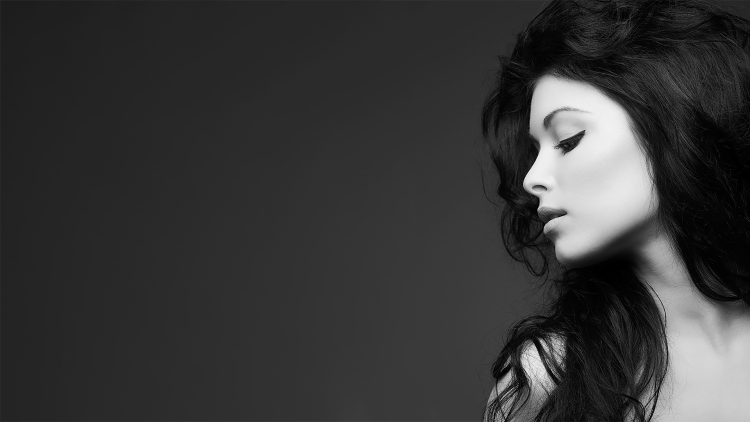 Девушка на черном фоне