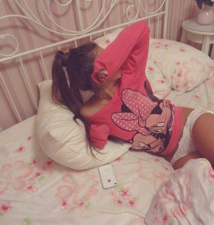 Брюнетка в пижаме