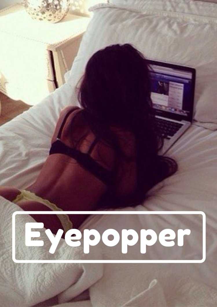 Брюнетка в розовых трусиках42