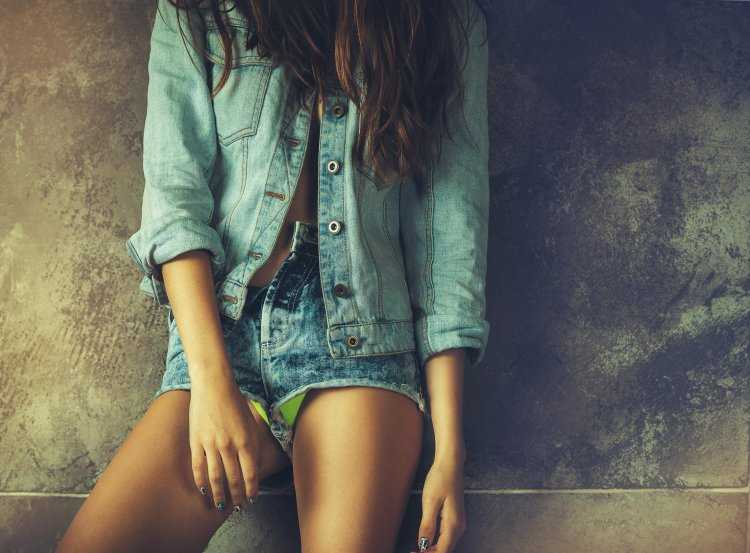Девушка в шортах