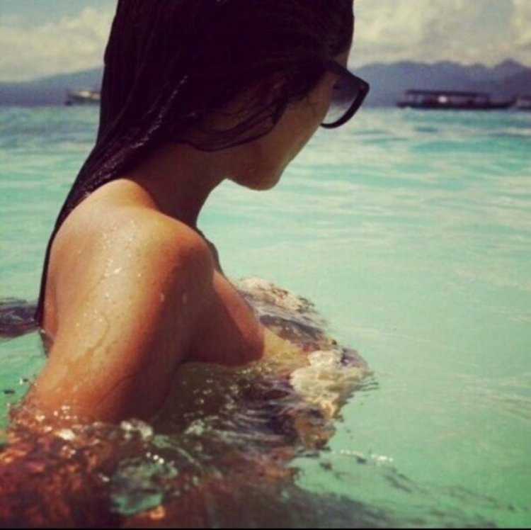 Девушка брюнетка на море в очках