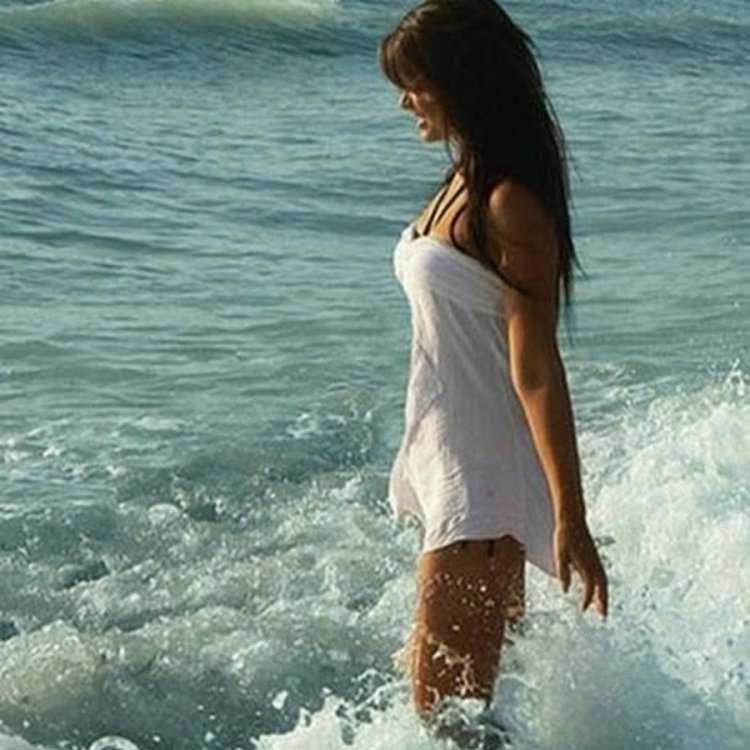 Брюнетка в шортах на море58