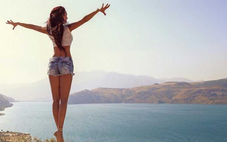 Брюнетка в шортах на море67