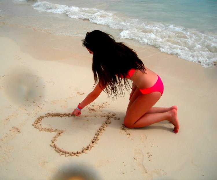 Брюнетки с длинными волосами на пляже