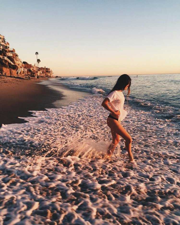 Девушка брюнетка на море