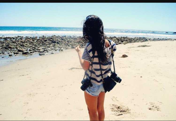 Брюнетка на море со спины