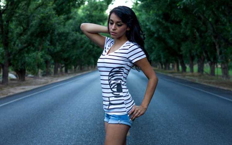 Брюнетка в шортах и майке