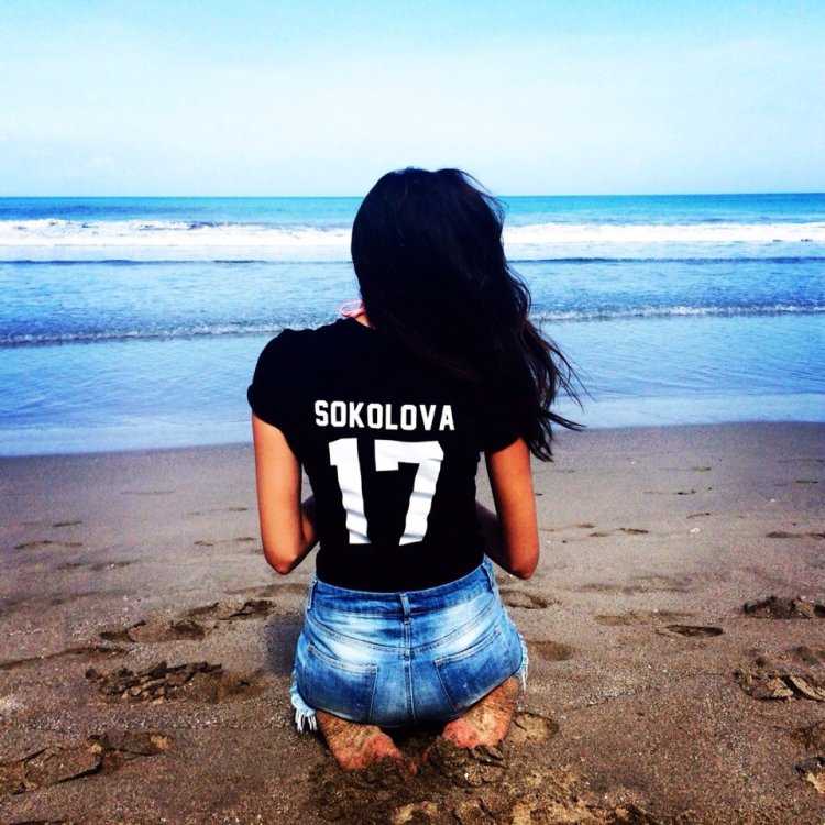 Брюнетка со спины в майке