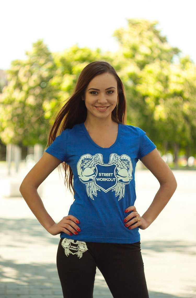 Девушка в синей футболке