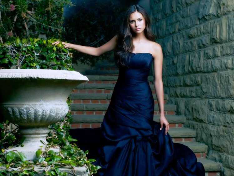 Нина Добрев в синем платье