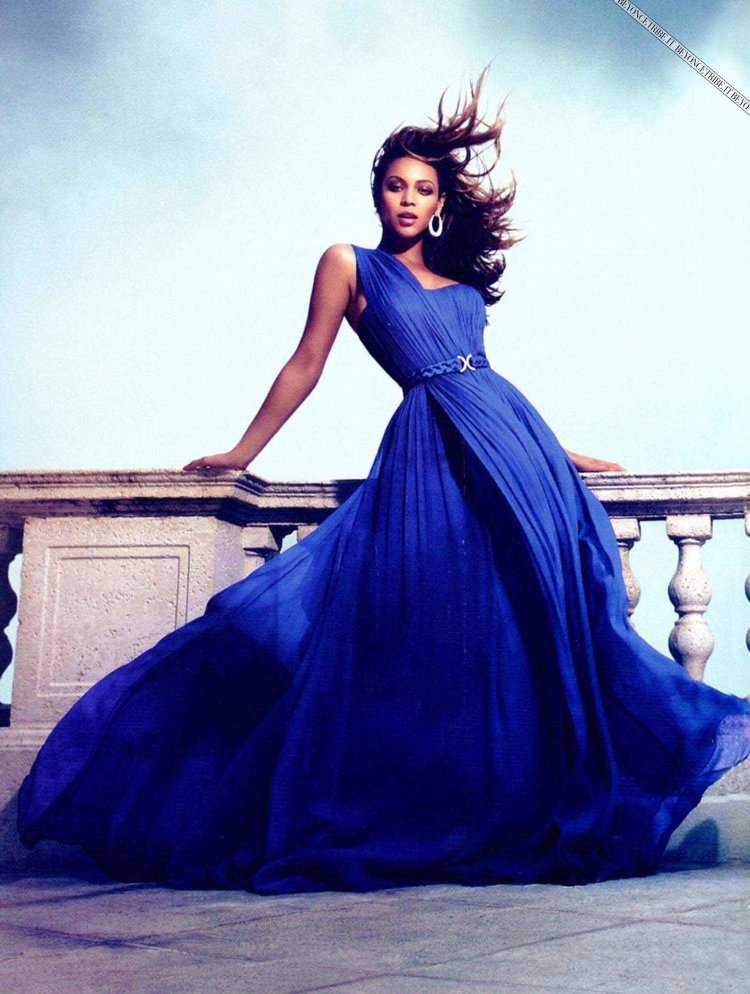 Бейонсе в голубом платье