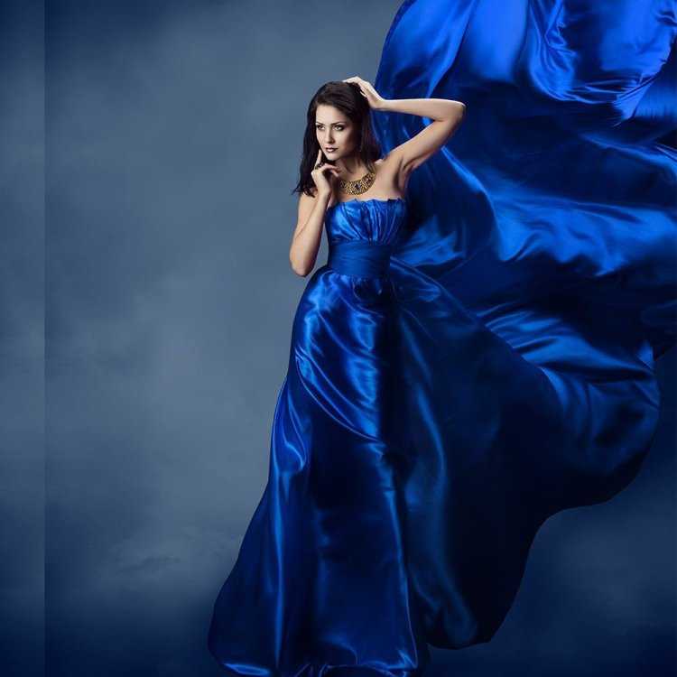 Женщина в синем платье