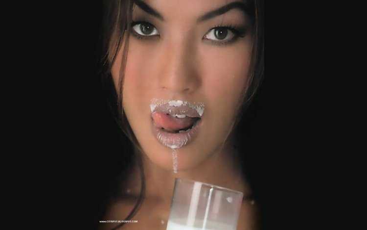 Молоко на губах девушка