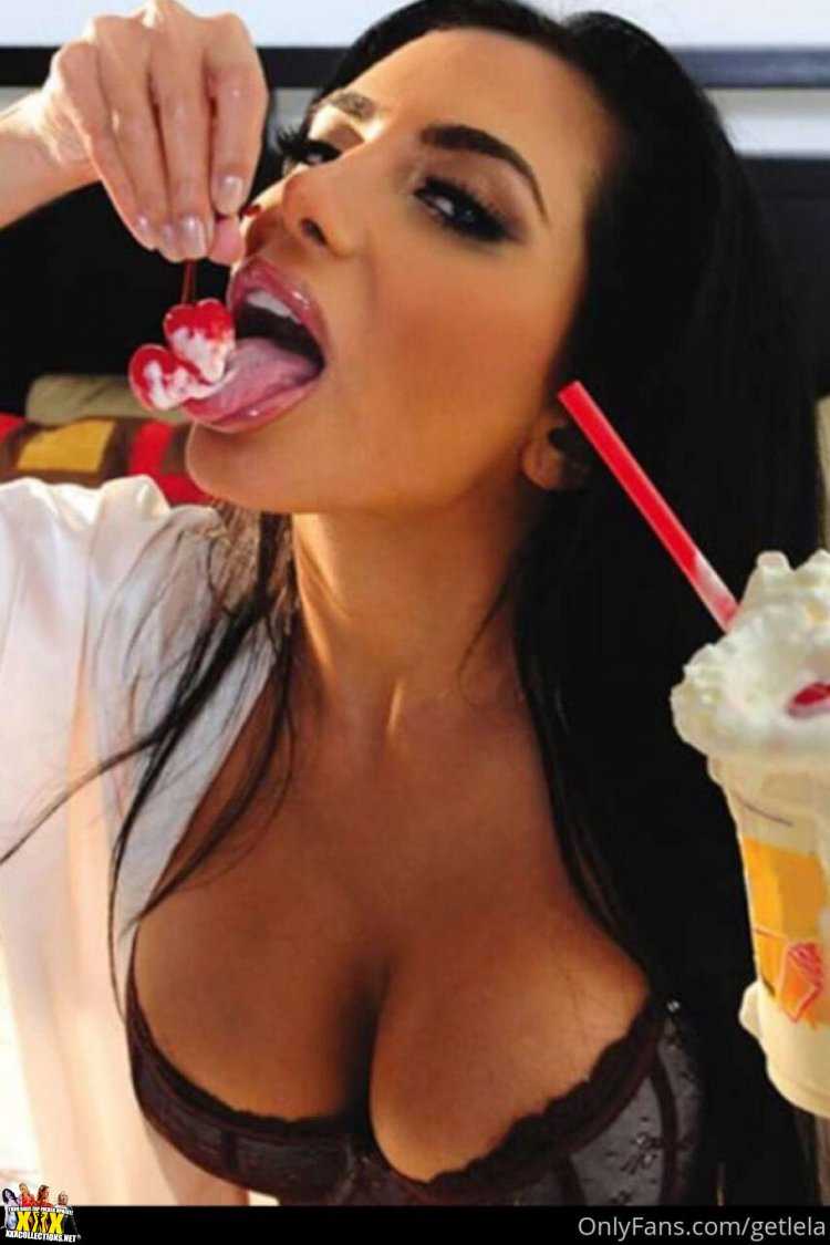 Девушка облизывает мороженое