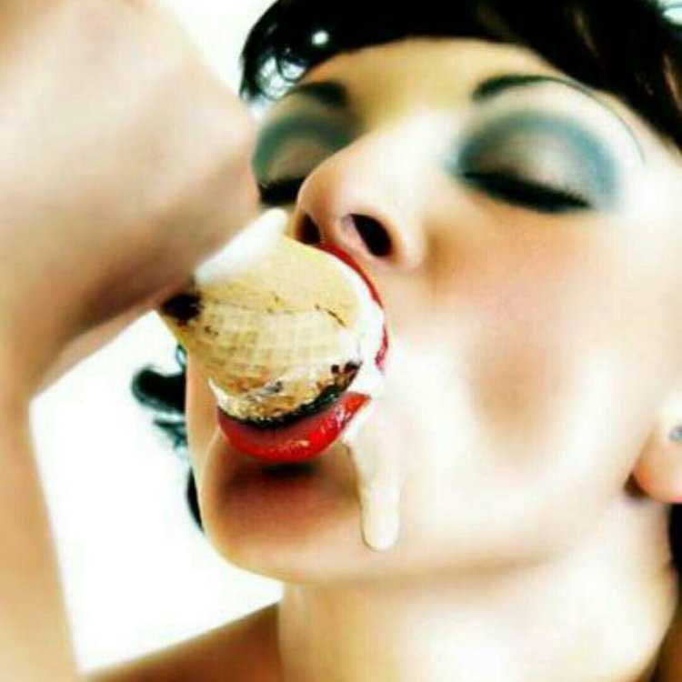 Облизывает мороженое