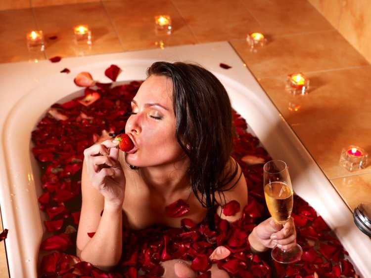 Джакузи с шампанским и клубникой