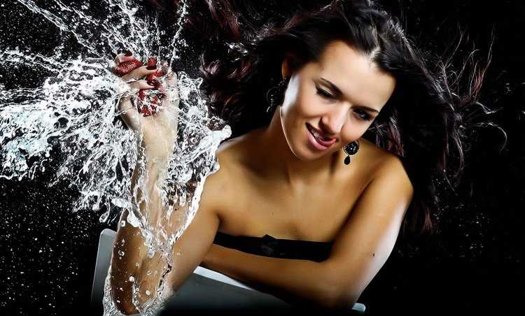 Девушка в брызгах шампанского