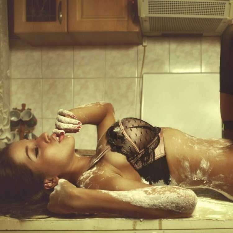 Девушка на кухне в муке