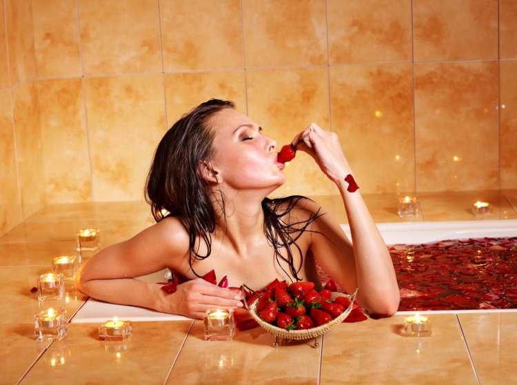 Ванная с клубникой и шампанским