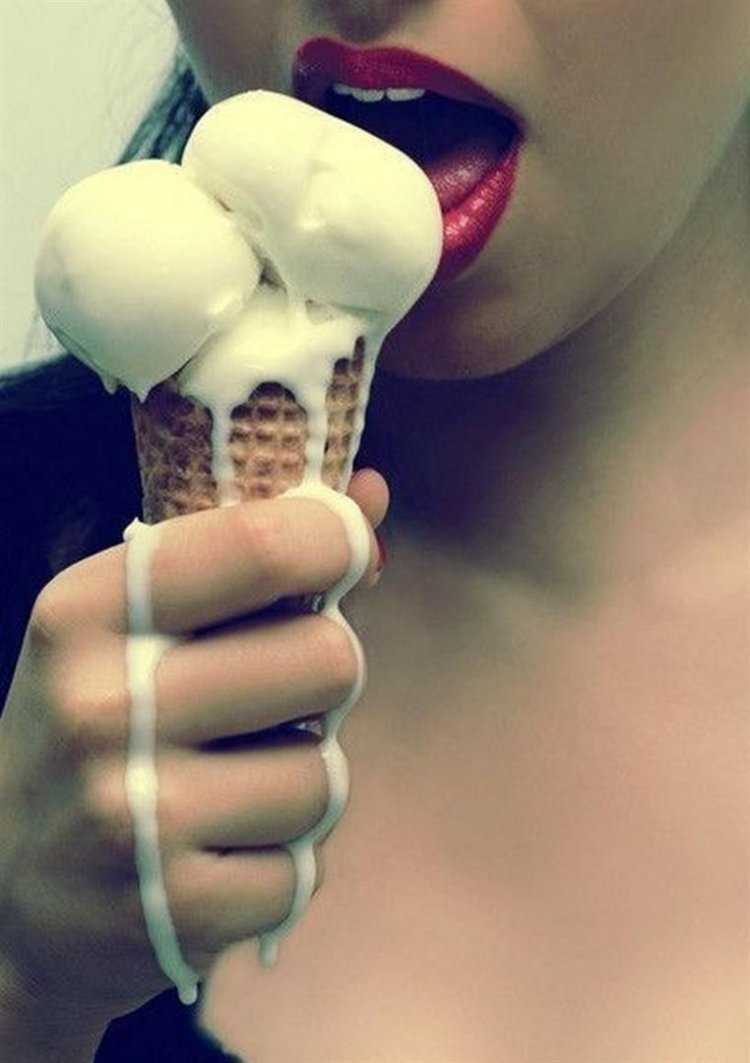Облизывает мороженое