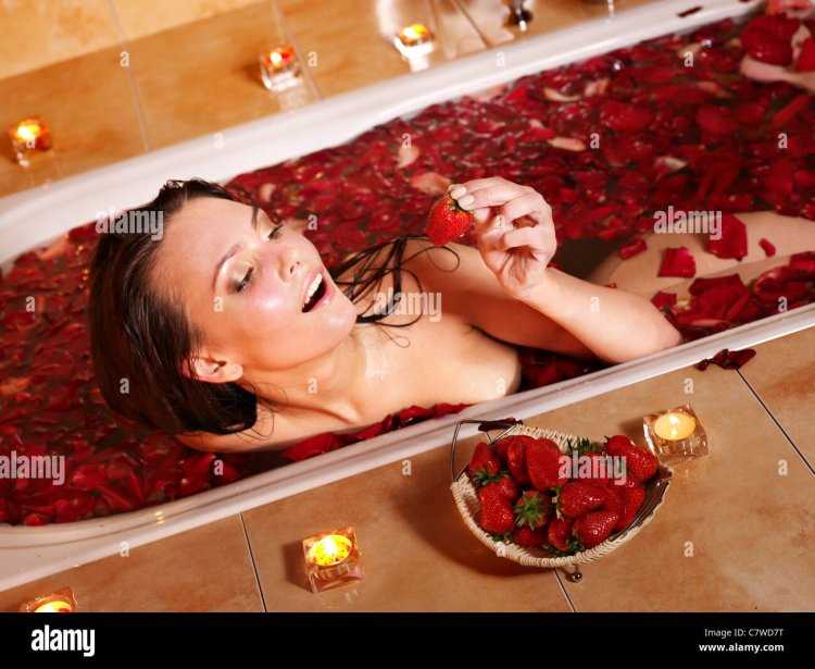 Девушка в ванне с клубникой
