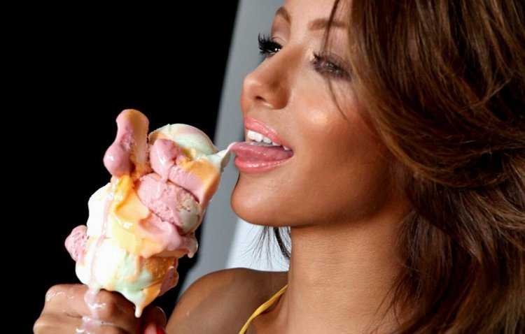 Девушка и мороженое