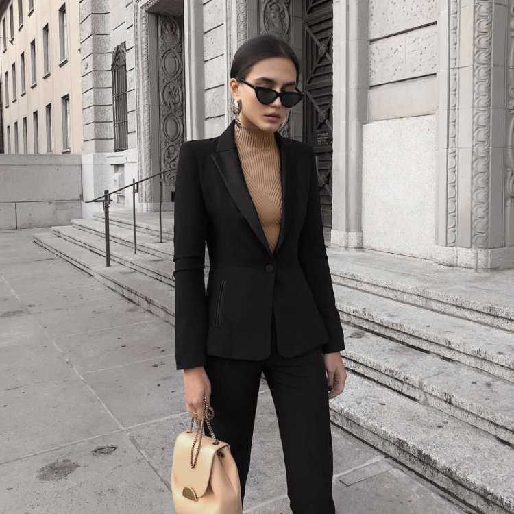 Строгий образ девушки