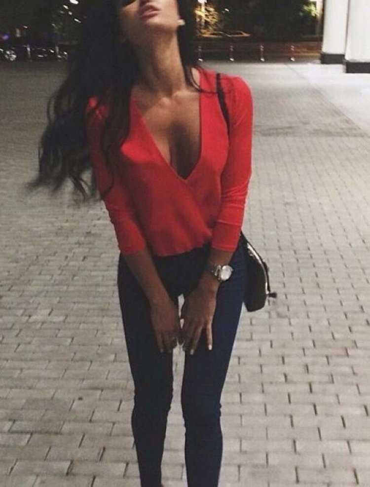 Брюнетка в Красном платье без лица