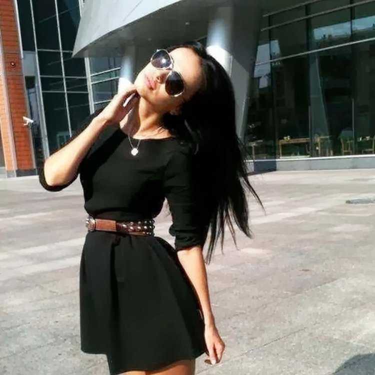 Девушка в очках с черными волосами