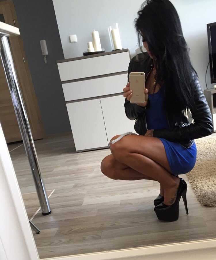 Девушки брюнетки на каблуке