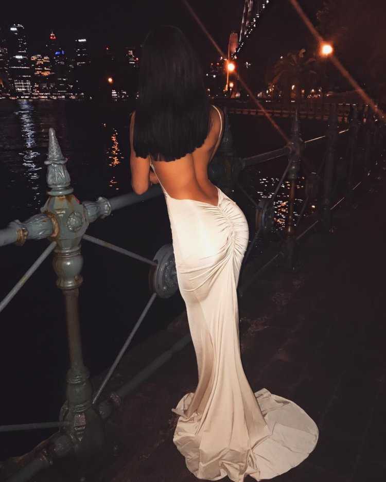 Девушка в длинном платье со спины