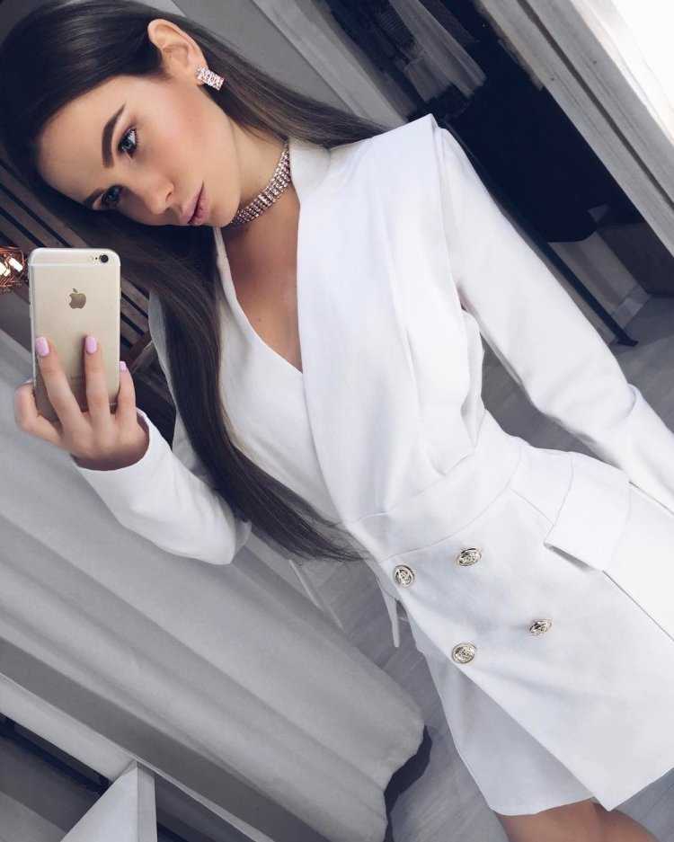 Девушка боком в платье пиджаке